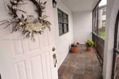 Condo in Hialeah, Florida, 2 bedrooms  № 2053001 - photo 5