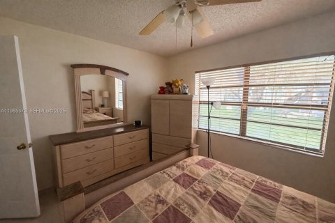 Condo in Hialeah, Florida, 2 bedrooms  № 2053001 - photo 18