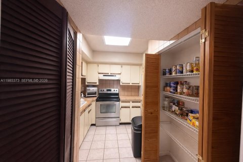 Condo in Hialeah, Florida, 2 bedrooms  № 2053001 - photo 8