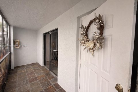 Condo in Hialeah, Florida, 2 bedrooms  № 2053001 - photo 4