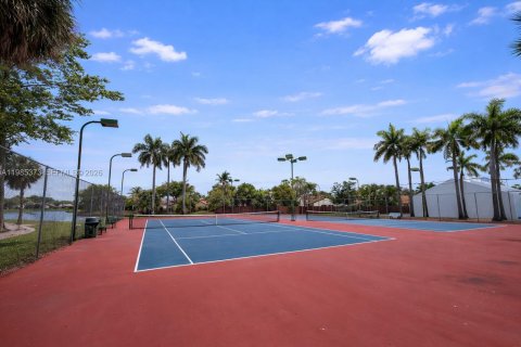 Condo in Hialeah, Florida, 2 bedrooms  № 2053001 - photo 25