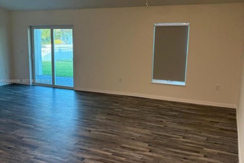 Снять в аренду виллу или дом в Кейп-Корал, Флорида 4 спальни, № 2003475 - фото 2