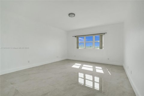 Condominio en venta en North Miami, Florida, 3 dormitorios, 167.32 m2 № 1809329 - foto 29