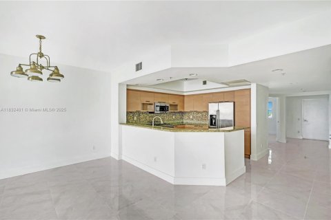 Condominio en venta en North Miami, Florida, 3 dormitorios, 167.32 m2 № 1809329 - foto 1