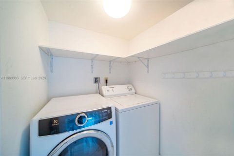 Condominio en alquiler en Miami Beach, Florida, 2 dormitorios, 161.09 m2 № 2029609 - foto 23