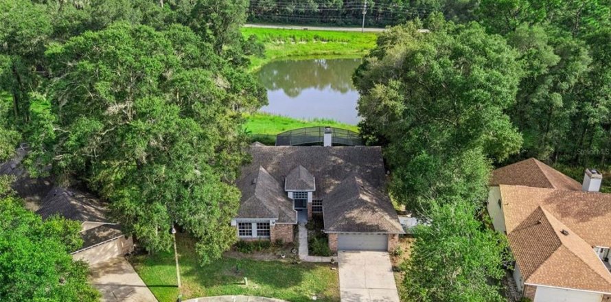 House in DeLand, Florida 4 bedrooms, 218.41 sq.m. № 2309076