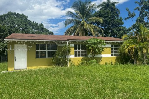 Villa ou maison à louer à North Lauderdale, Floride: 3 chambres, 90.58 m2 № 1949781 - photo 1