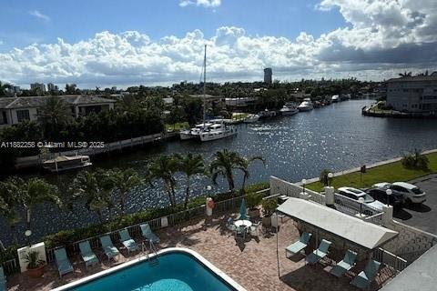 Condo in Hallandale Beach, Florida, 2 bedrooms  № 1929456 - photo 2
