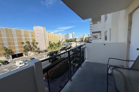 Condo in Hallandale Beach, Florida, 2 bedrooms  № 1929456 - photo 4