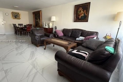 Condo in Hallandale Beach, Florida, 2 bedrooms  № 1929456 - photo 24