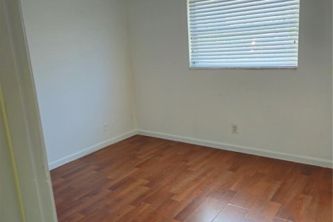 Condo in Oakland Park, Florida, 2 bedrooms № 1172922 - photo 1