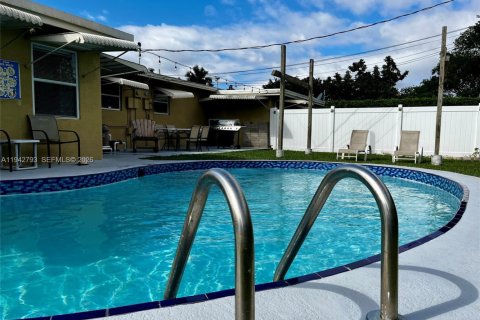 Villa ou maison à louer à Margate, Floride: 3 chambres, 233 m2 № 2000145 - photo 12