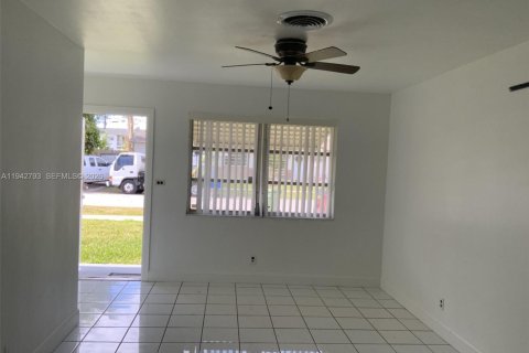 Villa ou maison à louer à Margate, Floride: 3 chambres, 233 m2 № 2000145 - photo 2