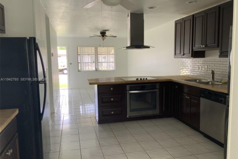 Villa ou maison à louer à Margate, Floride: 3 chambres, 233 m2 № 2000145 - photo 3