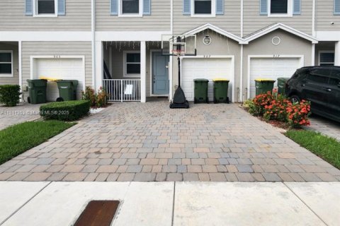 Adosado en Homestead, Florida 3 dormitorios, 143.26 m2 № 2020053