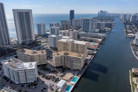 Купить кондоминиум в Халландейл-Бич, Флорида 1 спальня, 62.43м2, № 1958713 - фото 25