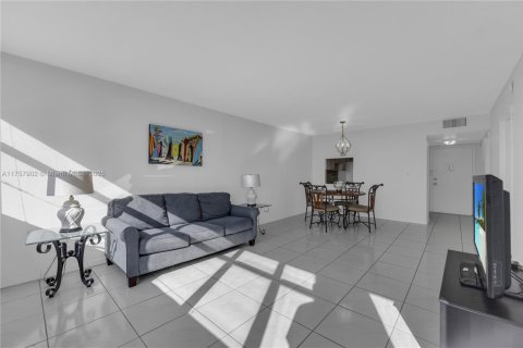 Купить кондоминиум в Халландейл-Бич, Флорида 1 спальня, 62.43м2, № 1958713 - фото 12