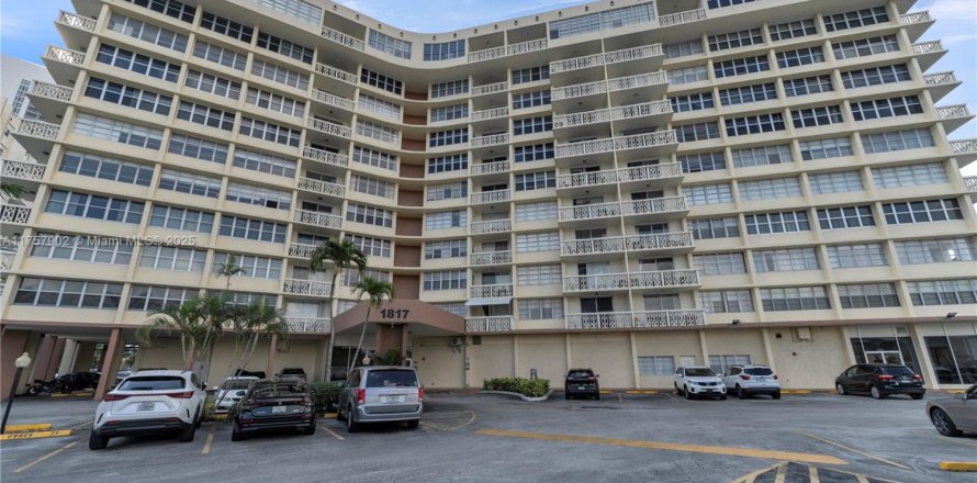 Кондоминиум с 1 спальней в Халландейл-Бич, Флорида № 1958713