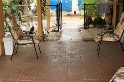 Casa en alquiler en Miami, Florida, 3 dormitorios, 238.2 m2 № 2044945 - foto 4