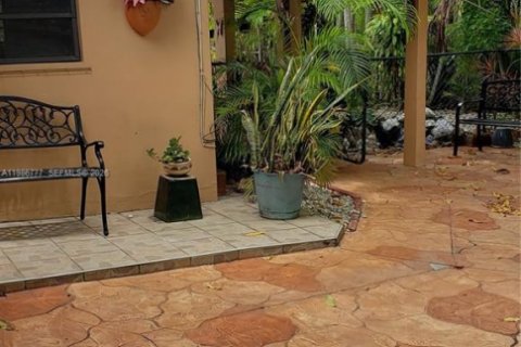 Casa en alquiler en Miami, Florida, 3 dormitorios, 238.2 m2 № 2044945 - foto 5