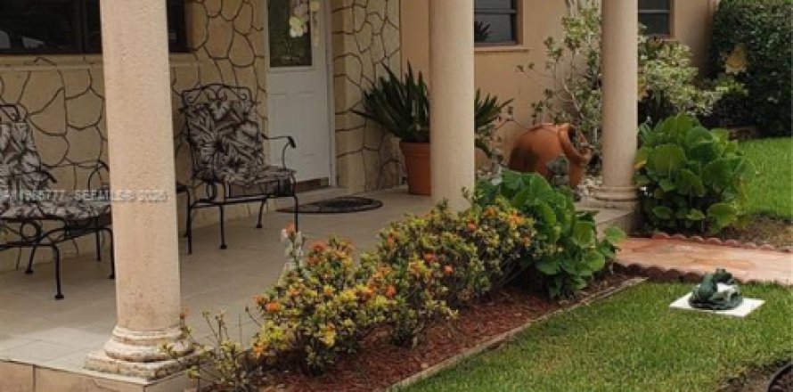 Casa en Miami, Florida 3 dormitorios, 238.2 m2 № 2044945