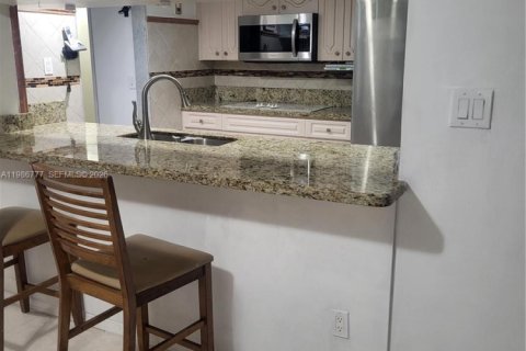 Casa en alquiler en Miami, Florida, 3 dormitorios, 238.2 m2 № 2044945 - foto 3