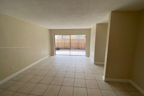 Condo in Doral, Florida, 2 bedrooms № 1972447 - photo 5