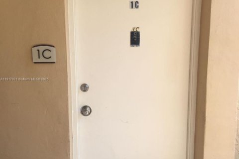 Condo in Doral, Florida, 2 bedrooms № 1972447 - photo 3