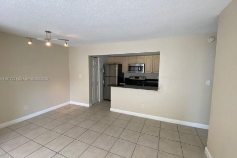 Condo in Doral, Florida, 2 bedrooms № 1972447 - photo 7