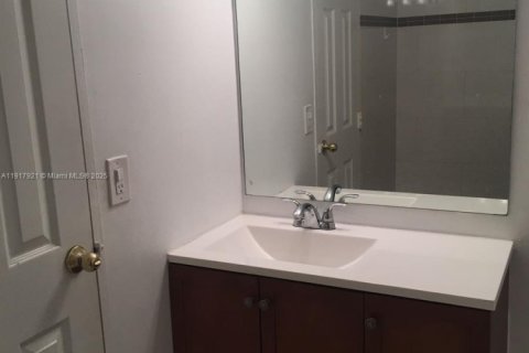 Condo in Doral, Florida, 2 bedrooms № 1972447 - photo 11
