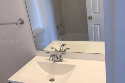 Condo in Doral, Florida, 2 bedrooms № 1972447 - photo 15