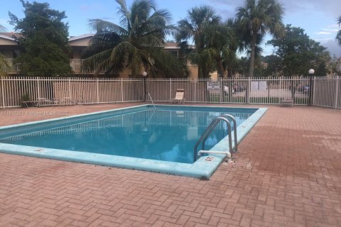 Condo in Doral, Florida, 2 bedrooms № 1972447 - photo 19