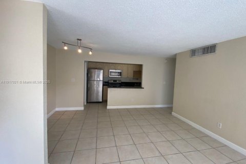 Condo in Doral, Florida, 2 bedrooms № 1972447 - photo 4