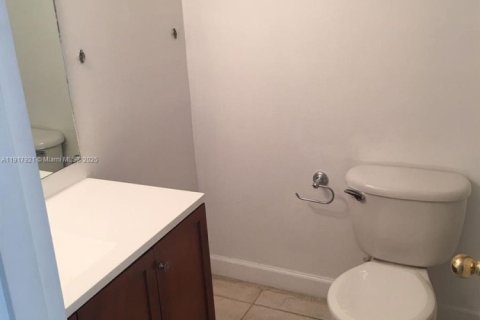 Condo in Doral, Florida, 2 bedrooms № 1972447 - photo 10