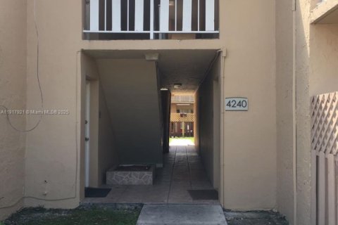 Condo in Doral, Florida, 2 bedrooms № 1972447 - photo 2