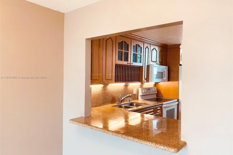 Condo in North Miami Beach, Florida, 1 bedroom  № 1818075 - photo 11