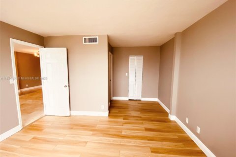 Condo in North Miami Beach, Florida, 1 bedroom  № 1818075 - photo 16