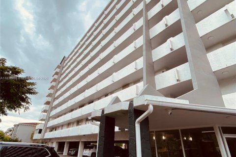 Condo in North Miami Beach, Florida, 1 bedroom  № 1818075 - photo 2