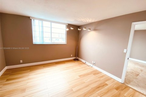 Condo in North Miami Beach, Florida, 1 bedroom  № 1818075 - photo 27