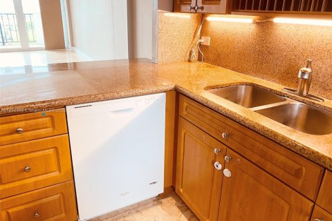 Condo in North Miami Beach, Florida, 1 bedroom  № 1818075 - photo 13
