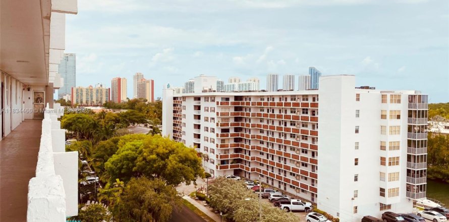 Condo in North Miami Beach, Florida, 1 bedroom  № 1818075