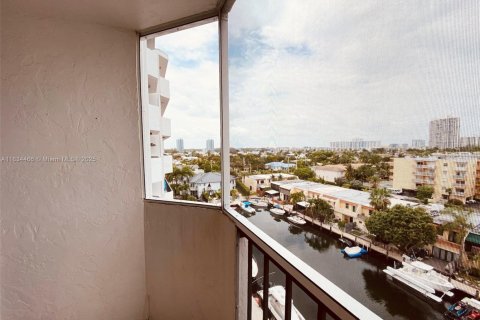Condo in North Miami Beach, Florida, 1 bedroom  № 1818075 - photo 23