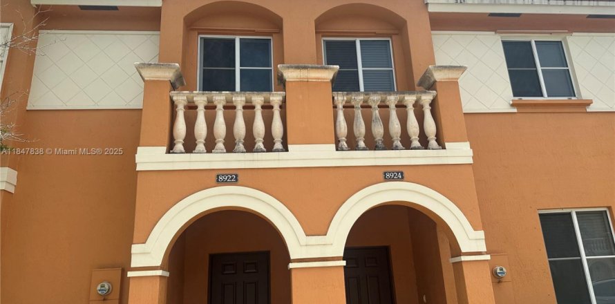 Townhouse in Miramar, Florida 3 bedrooms, 153.85 sq.m. № 1848347
