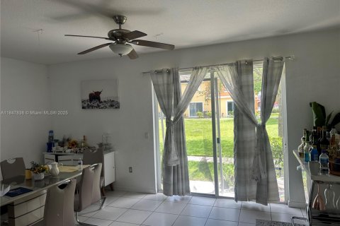 Townhouse in Miramar, Florida 3 bedrooms, 153.85 sq.m. № 1848347 - photo 16