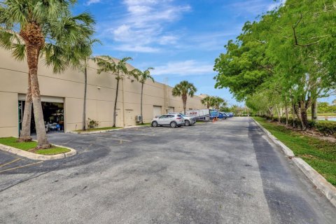 Commercial property in Coral Springs, Florida № 1159854 - photo 1