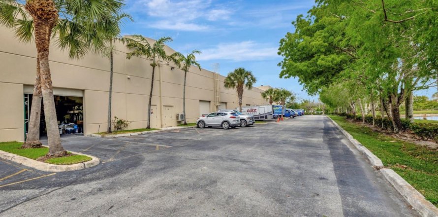 Commercial property in Coral Springs, Florida № 1159854
