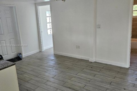 Villa ou maison à louer à Miami, Floride: 3 chambres, 259.38 m2 № 2022943 - photo 2