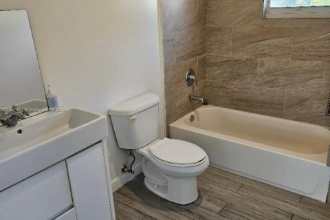 Villa ou maison à louer à Miami, Floride: 3 chambres, 259.38 m2 № 2022943 - photo 3