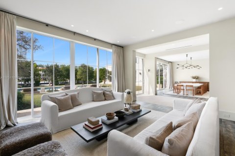 House in Coral Gables, Florida 6 bedrooms, 834.63 sq.m. № 1775209 - photo 8