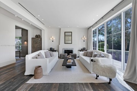 House in Coral Gables, Florida 6 bedrooms, 834.63 sq.m. № 1775209 - photo 9